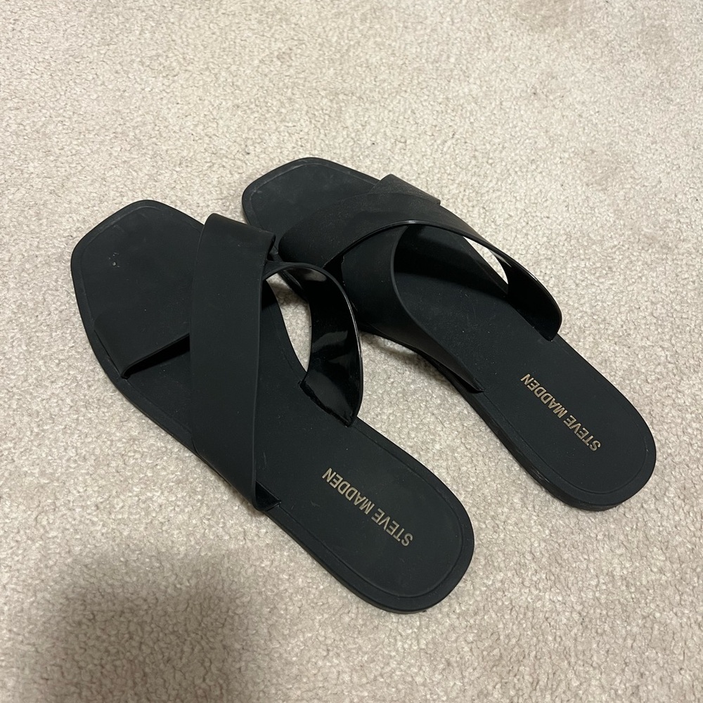 Steve Madden black criss cross sandals/flats